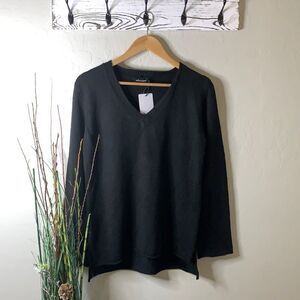 𝅺olivaceous long sleeve black sweater V-neck polyester fabric sz med rolled hem